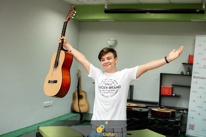 cursuri chitara pentru copii si adulti in chisinau