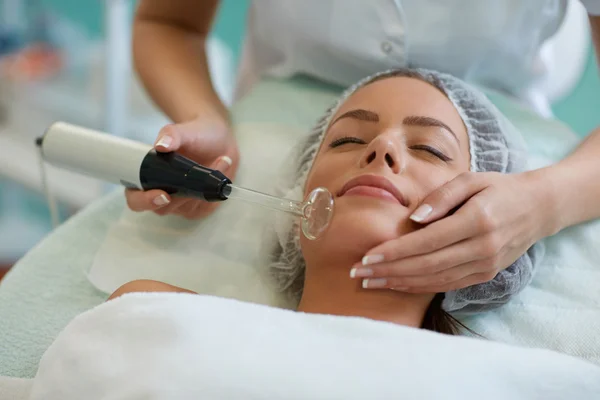 Curățarea cu ultrasunet  peeling darsonvalizarea chisinau frumusete proceduri faciale